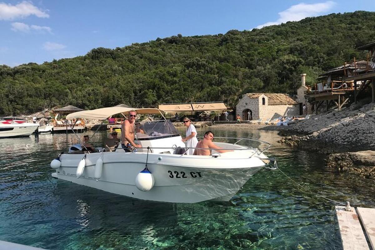 μια ομάδα ανθρώπων σε μια βάρκα στο νερό