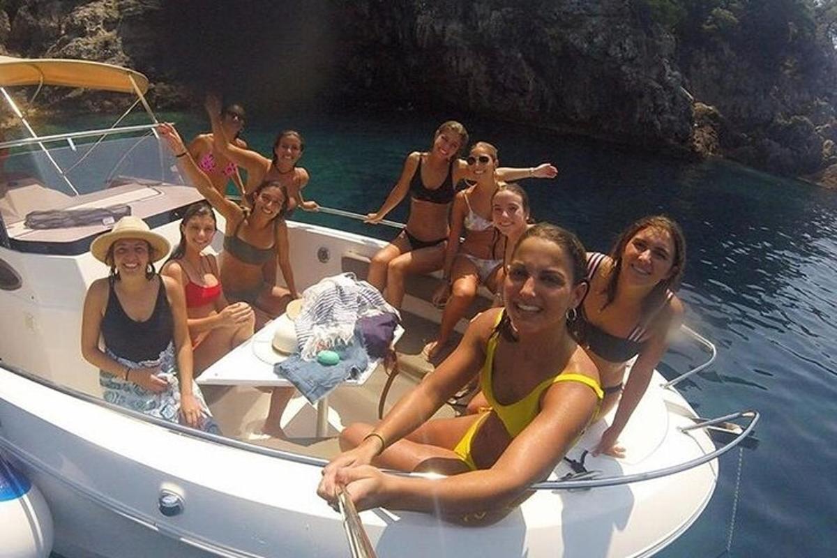 μια ομάδα γυναικών που κάθονται σε μια βάρκα στο νερό