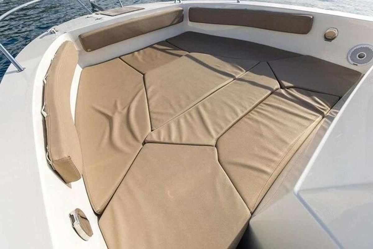 um barco branco com um assento na água