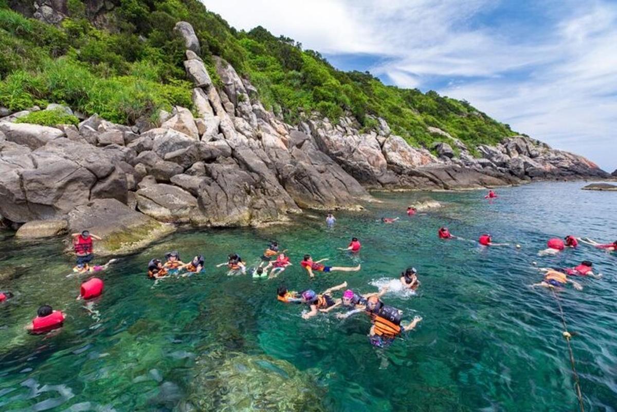 Un grupo de personas en el agua en una playa