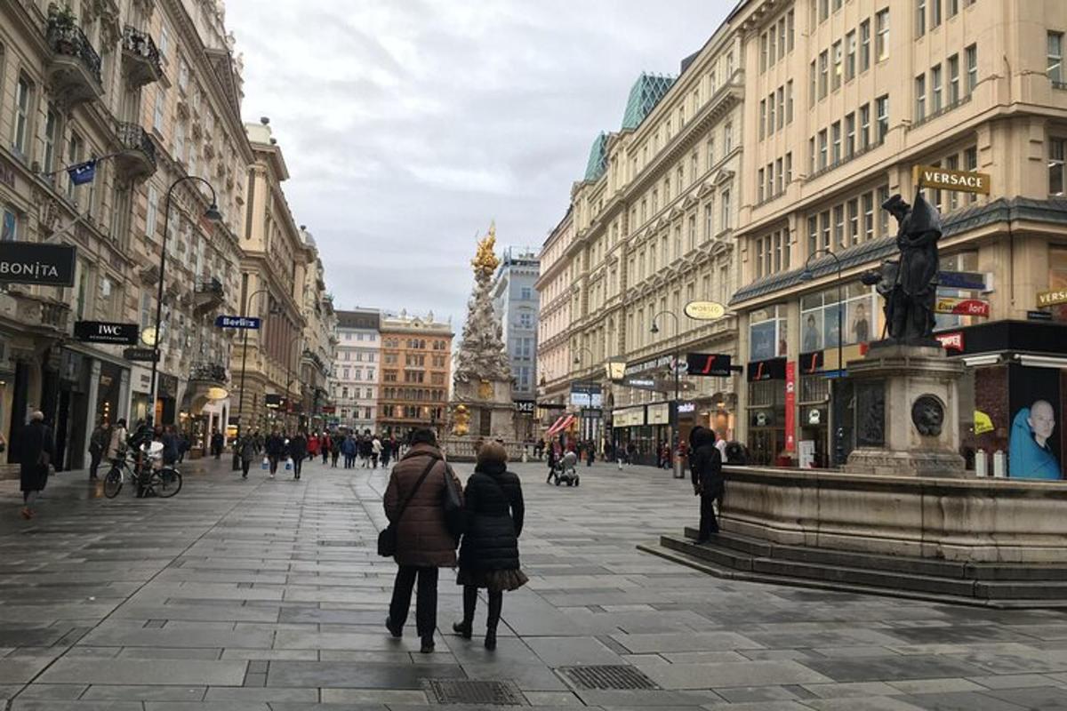 skupina ľudí kráčajúcich po mestskej ulici