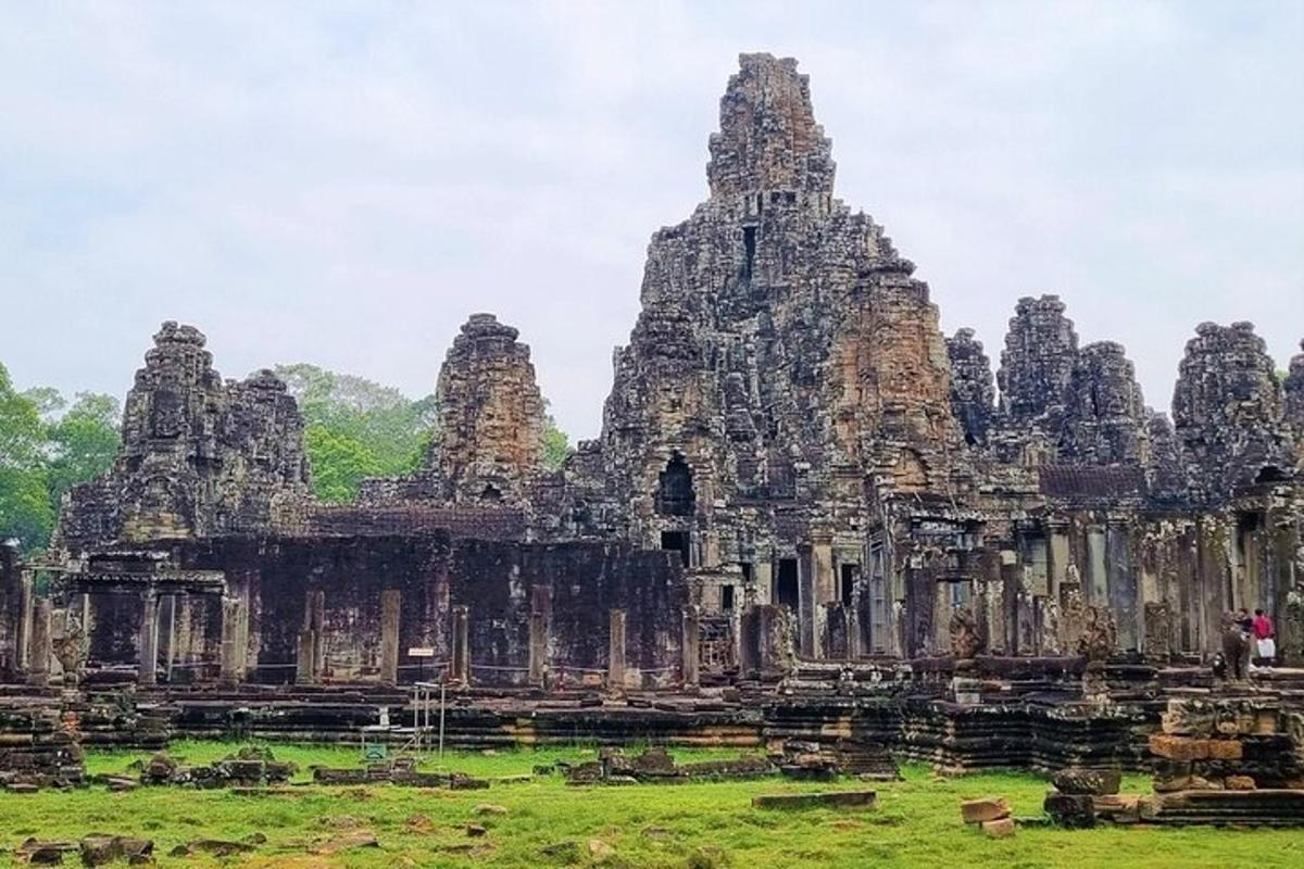 một cái nhìn về tàn tích của một ngôi đền cổ