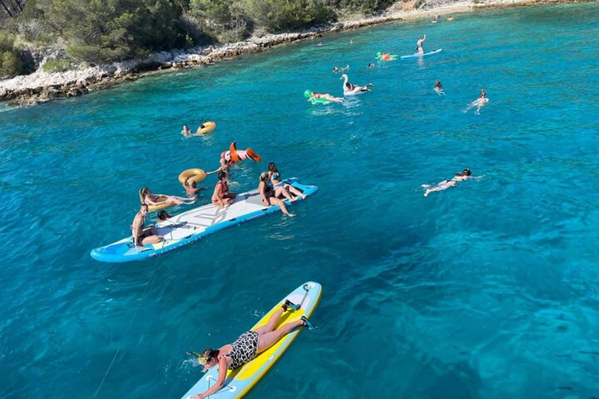 isang grupo ng mga tao sa mga surfboard sa tubig