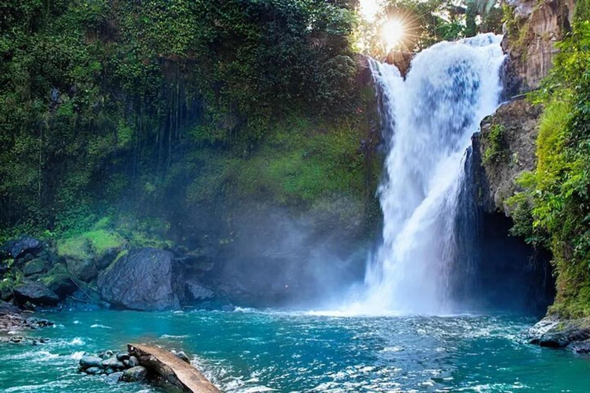 air terjun di tengah-tengah sungai