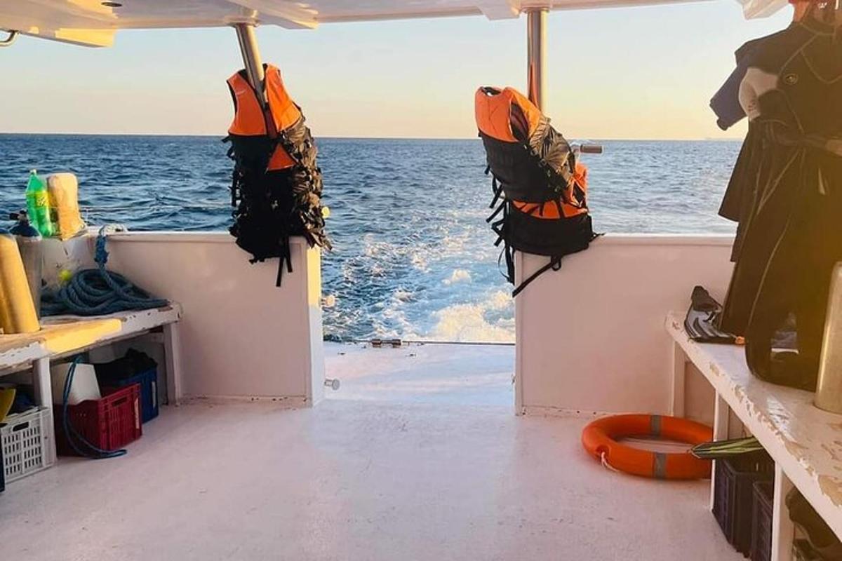 una vista des de la part davantera d'un vaixell mirant l'oceà