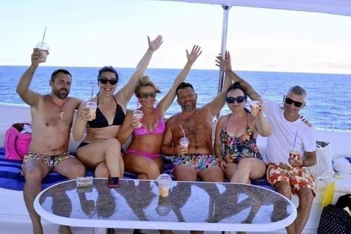 un groupe de personnes en maillot de bain assises sur un bateau