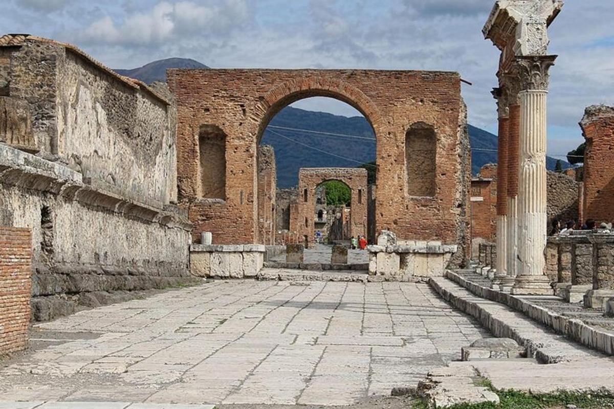 un antic edifici de maó amb un arc en un pati
