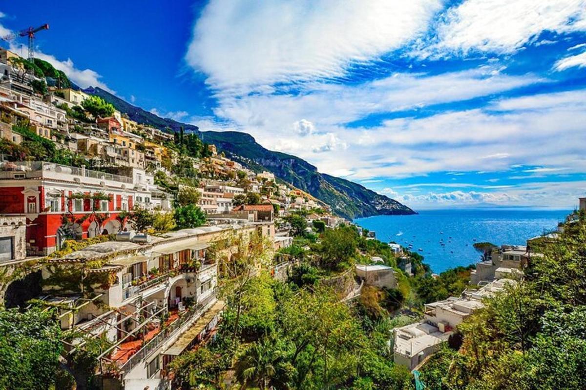海边山上的一组建筑
