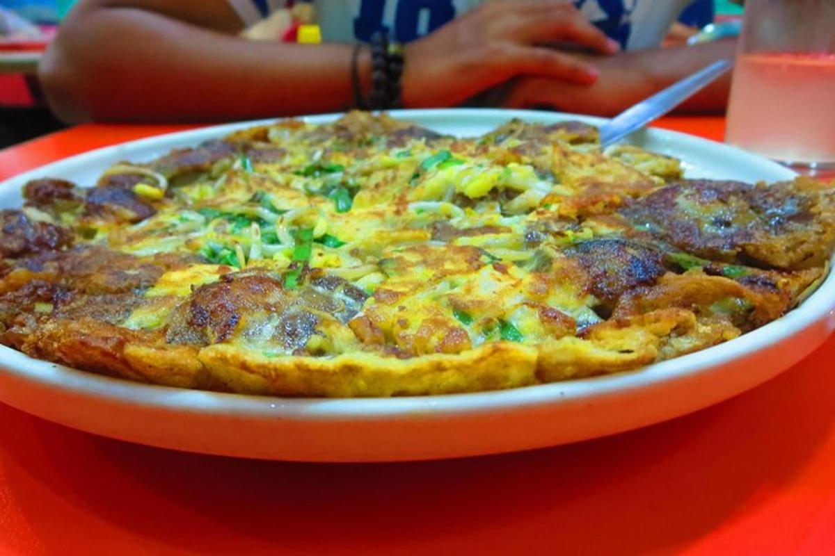 pizza v talíři na stole