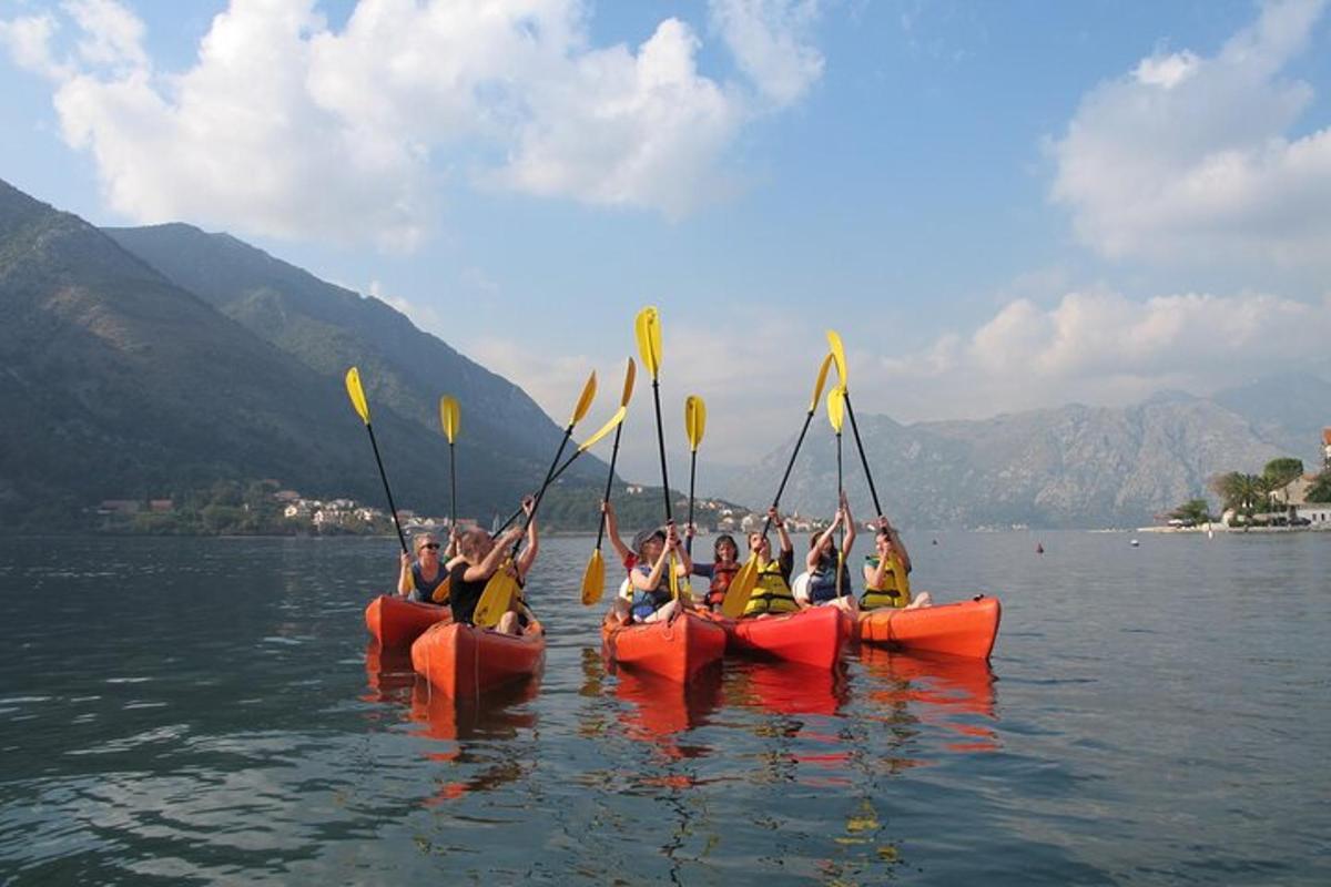 sekumpulan orang berkayak di tasik