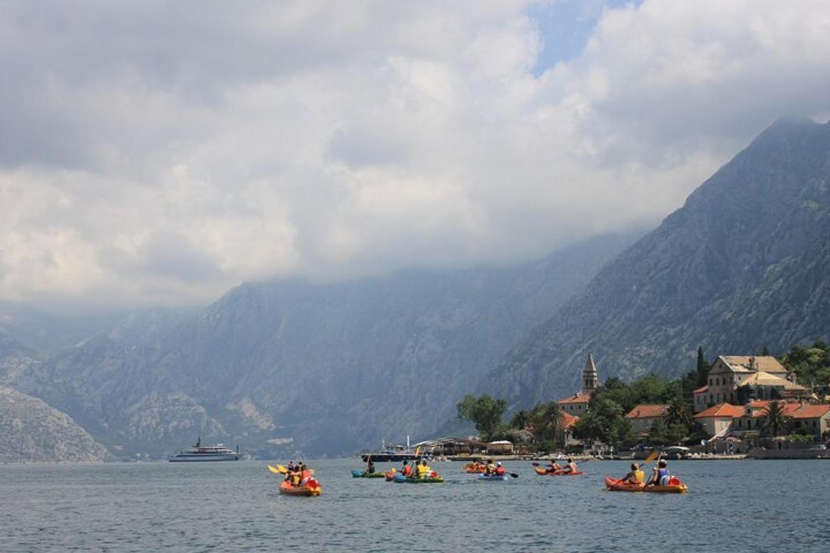 sekumpulan orang dalam kayak di atas badan air