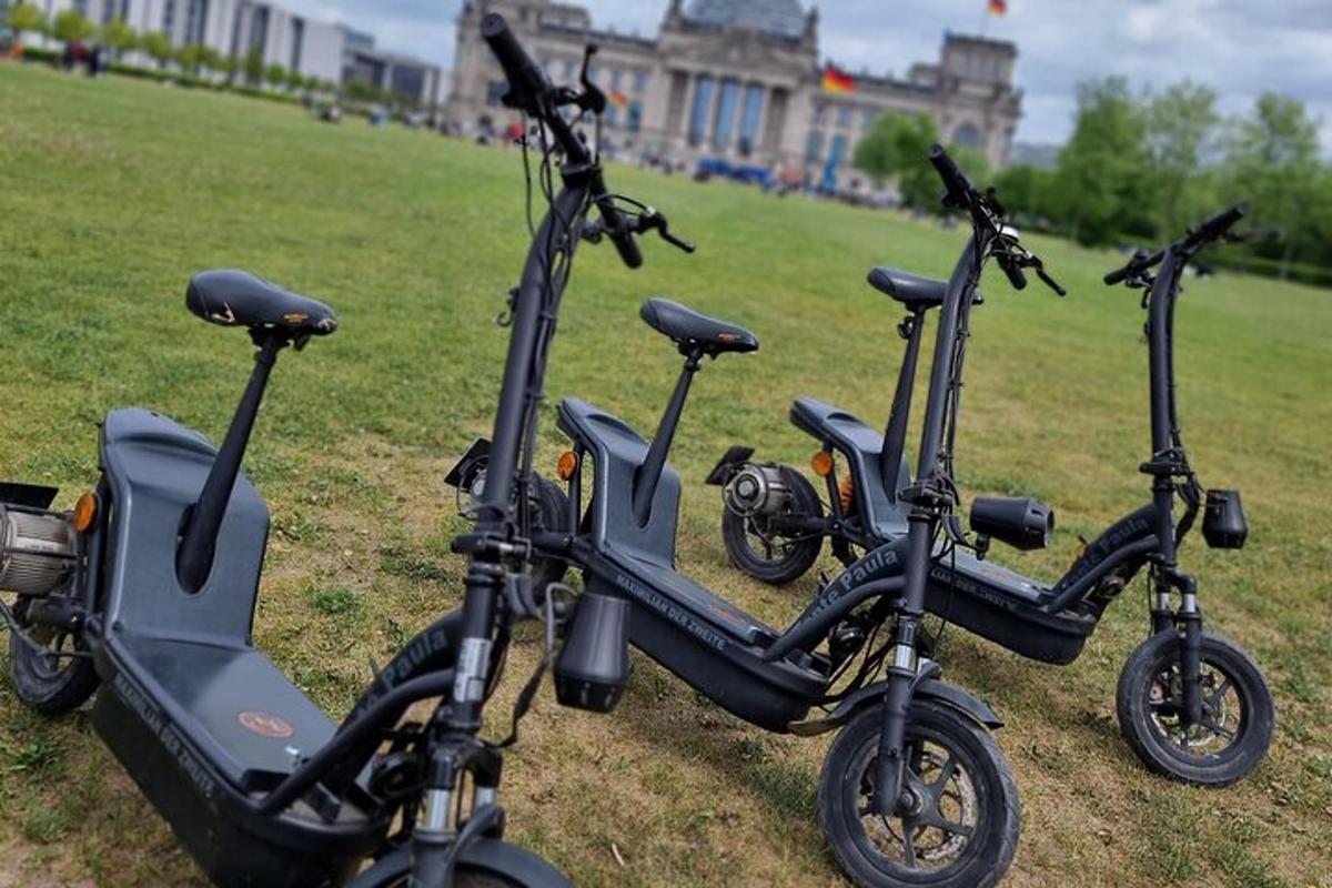 un paio di scooter parcheggiati in un parco