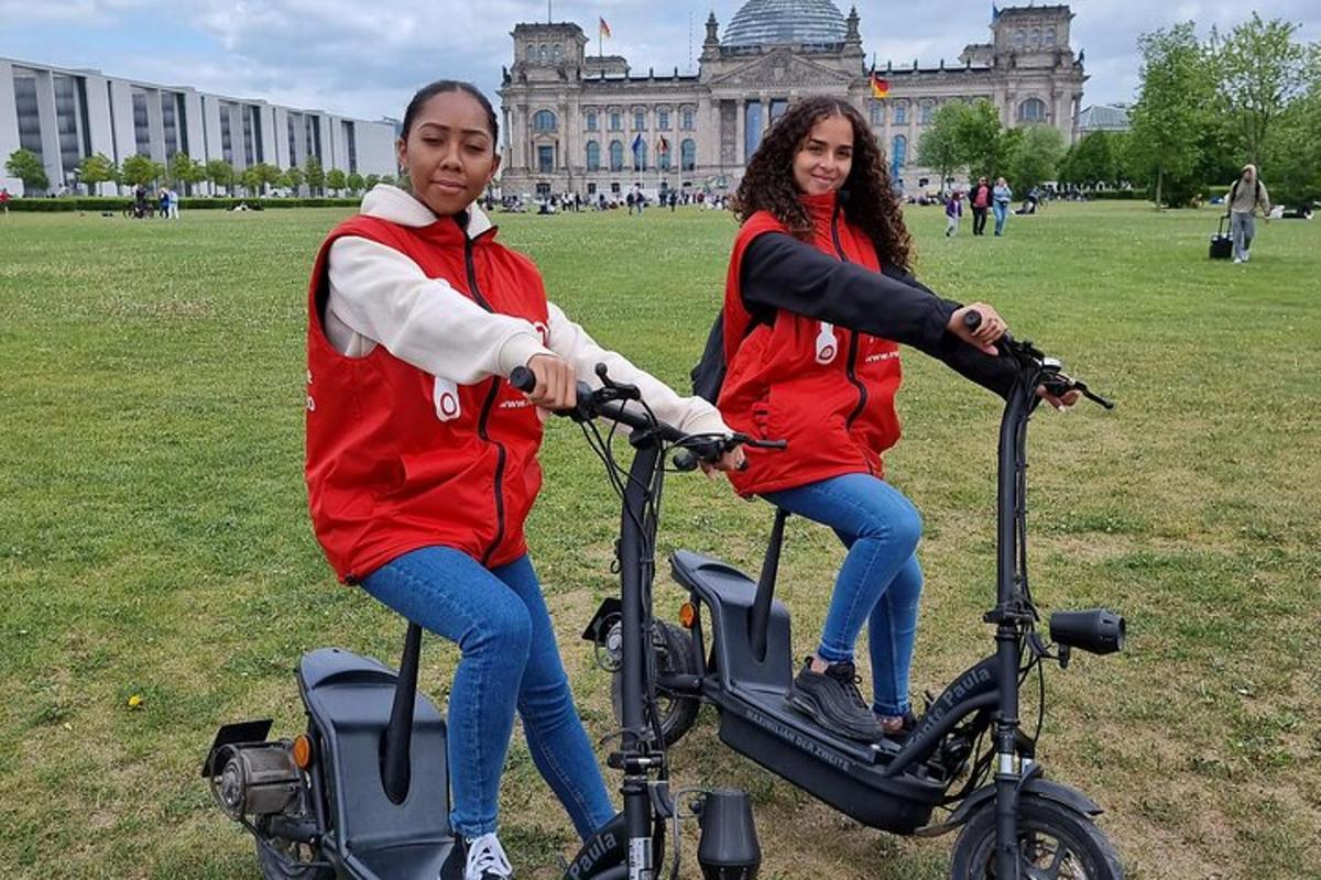 due donne stanno andando in scooter in un parco