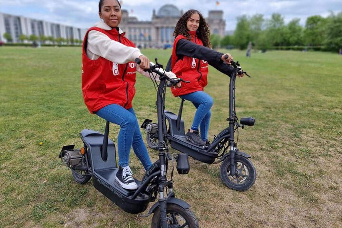 um homem e uma mulher andando em uma scooter elétrica