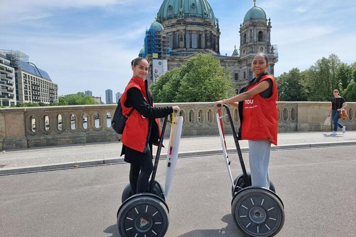 To kvinner kjører segwayer i gaten