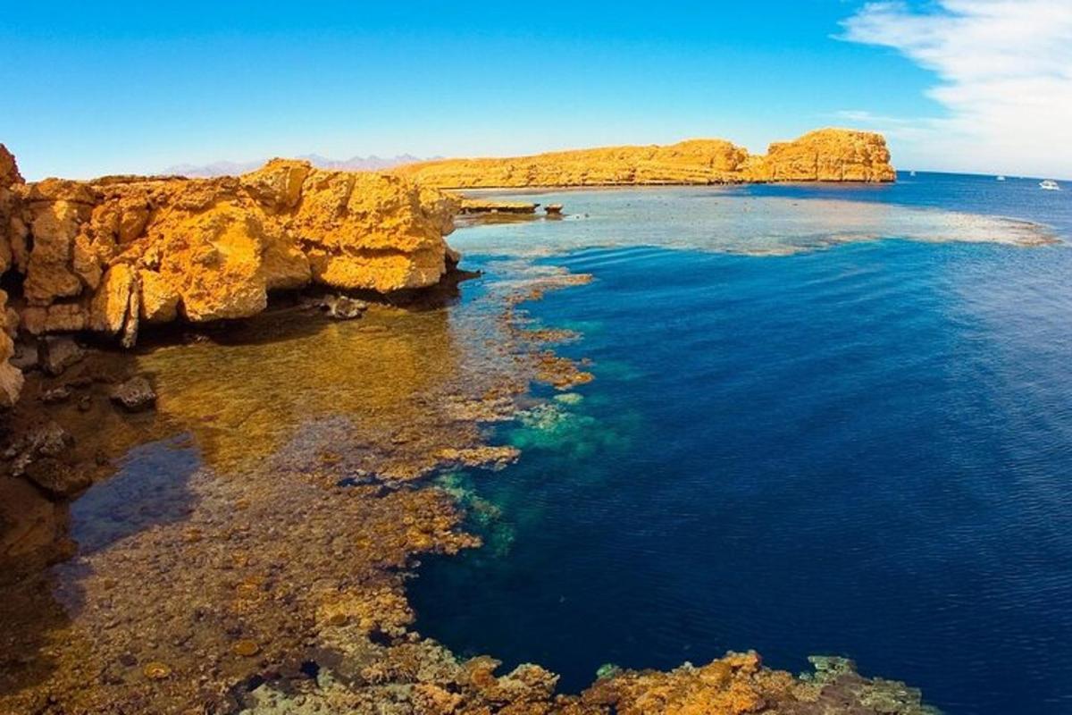 zračni pogled na plažo s skalami v vodi