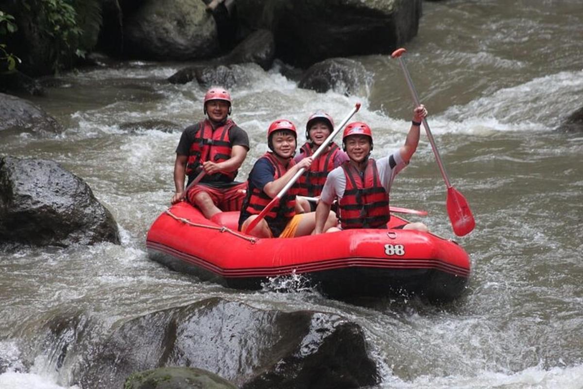 un groupe de personnes sur un radeau dans une rivière