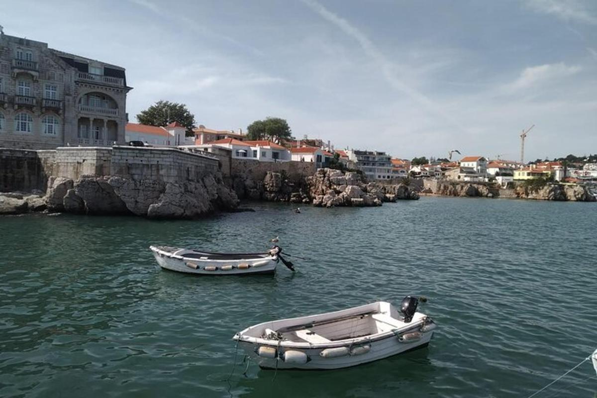 dos vaixells en una massa d'aigua amb edificis