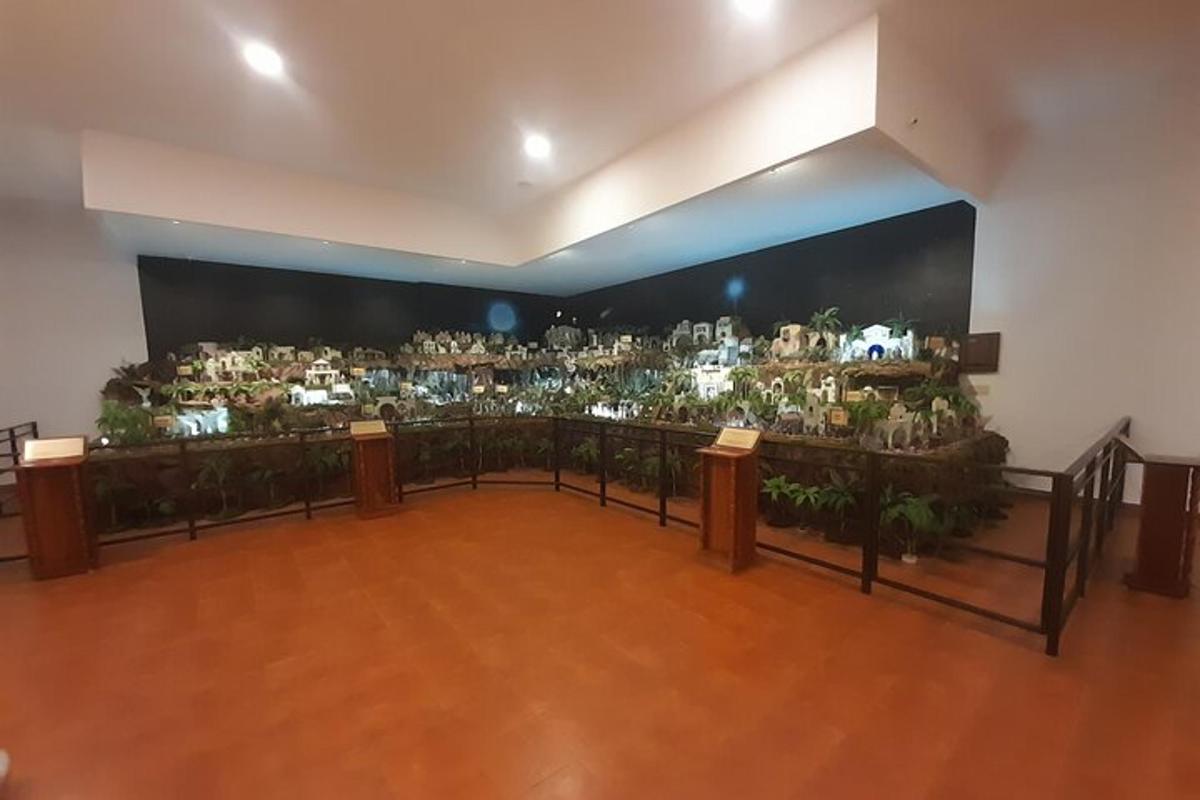 uma sala grande com uma grande exposição de estatuetas