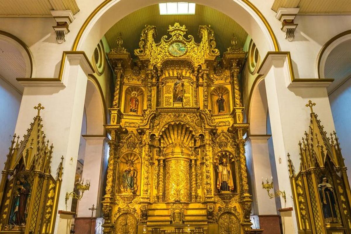 un grande altare d'oro in una chiesa
