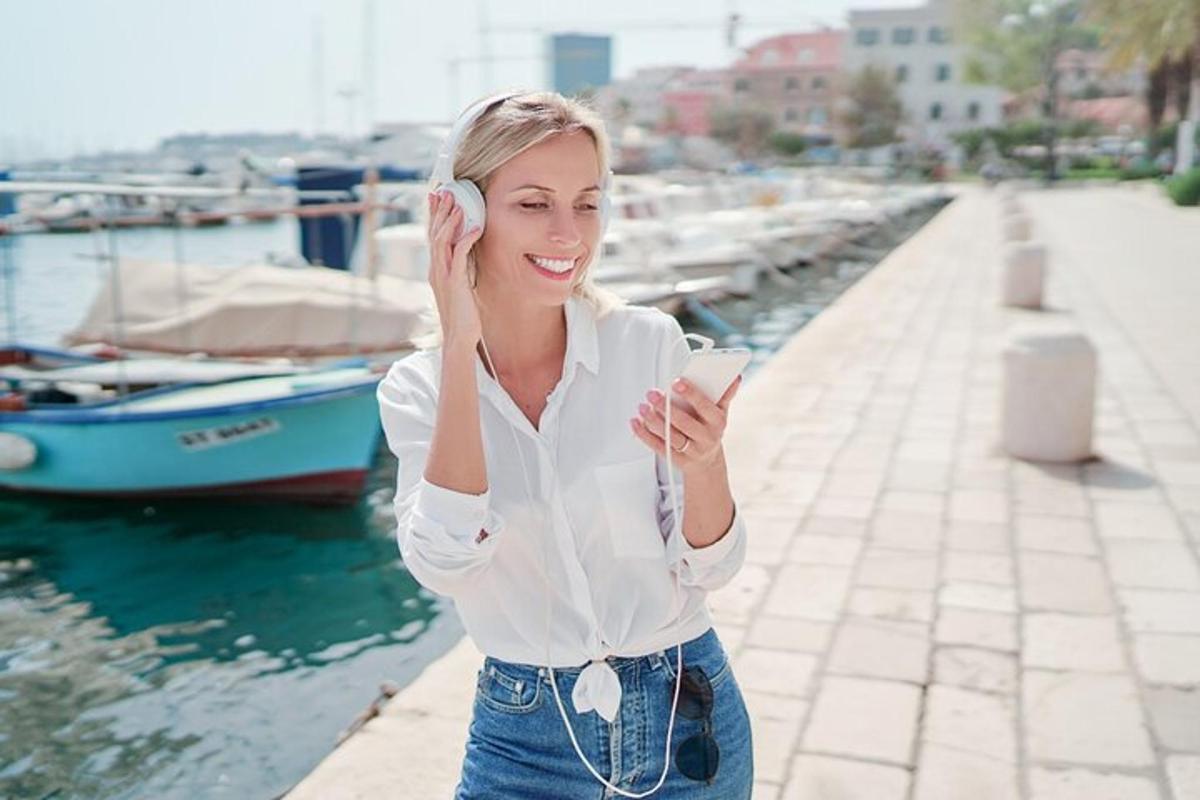 naine vaatab oma mobiiltelefoni