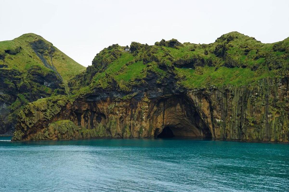 sebuah gua di tepi gunung di dalam air