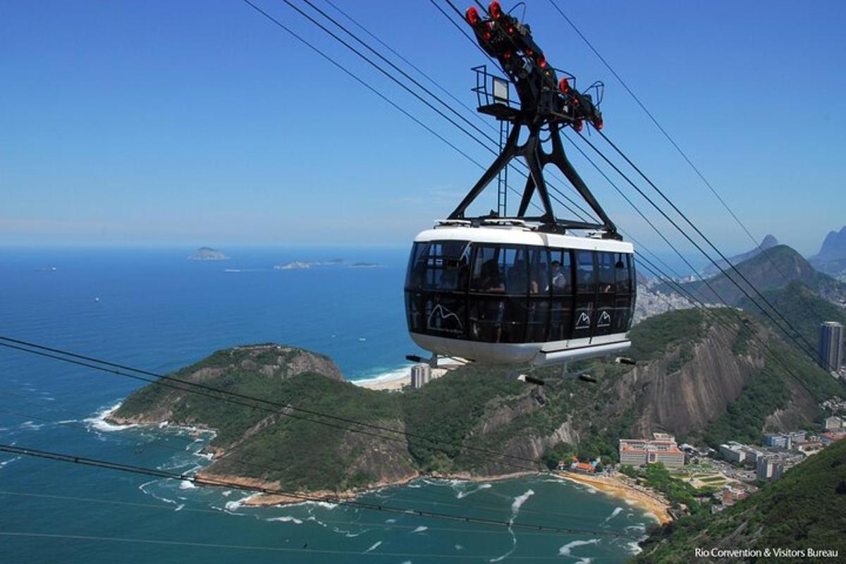 eine Seilbahn fliegt über den Ozean