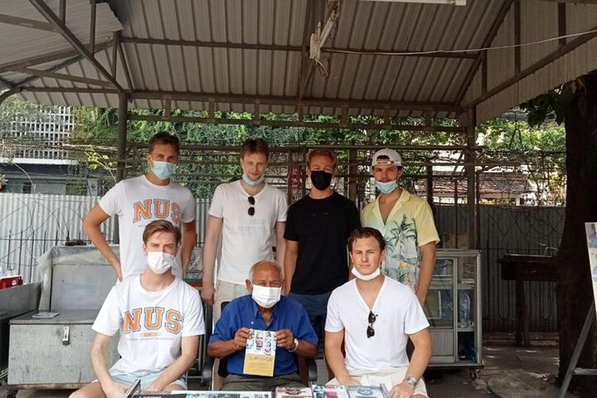 egy csoport maszkos férfi pózol egy képhez