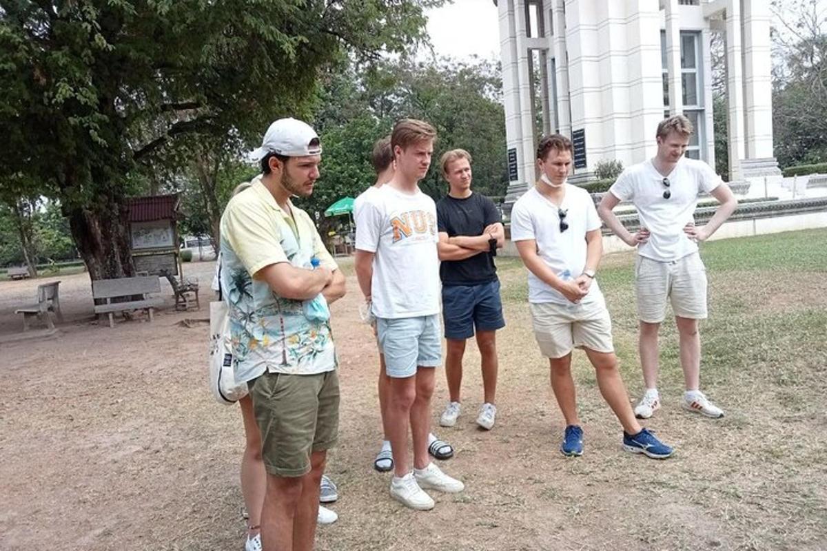 egy csoport fiatal férfi áll egy épület előtt