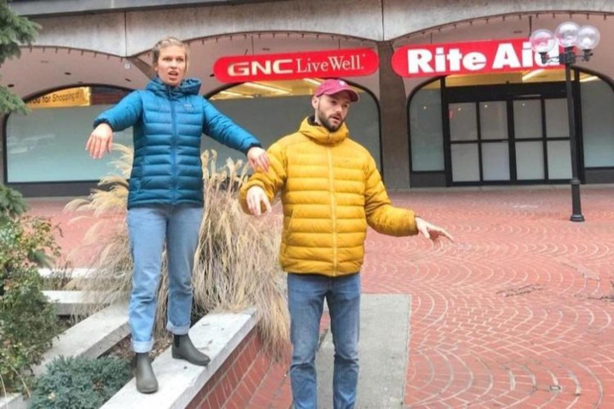 dva lidé stojí před budovou