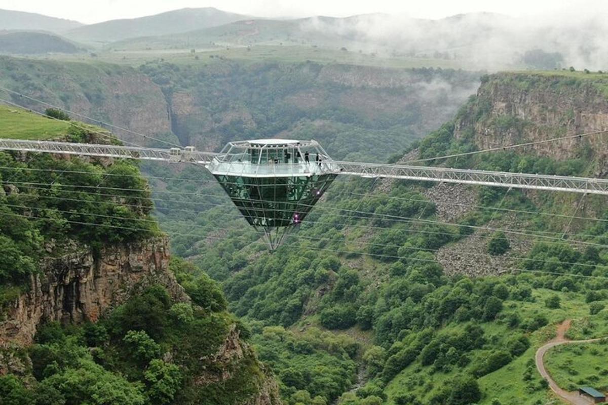 un gazebo che vola sopra una montagna