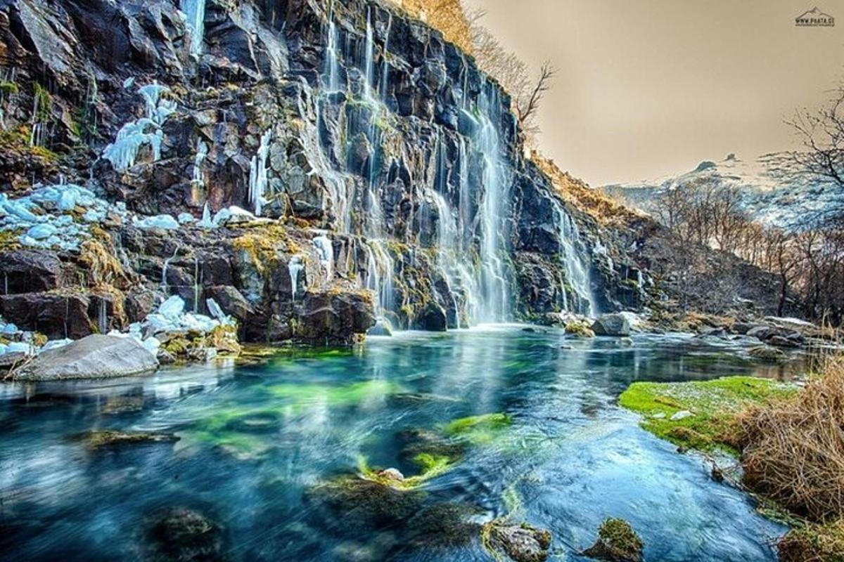 una cascata in mezzo a un fiume