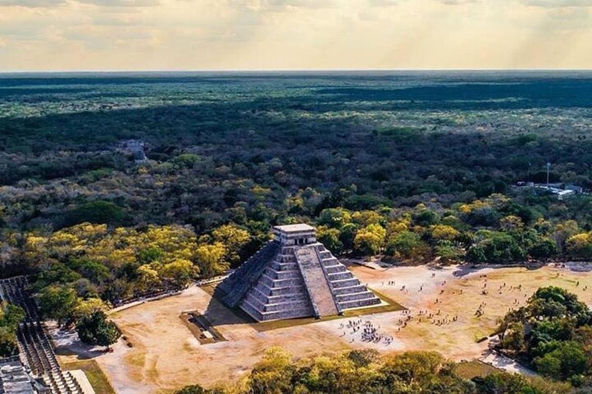 pohľad zhora na pyramídu v parku