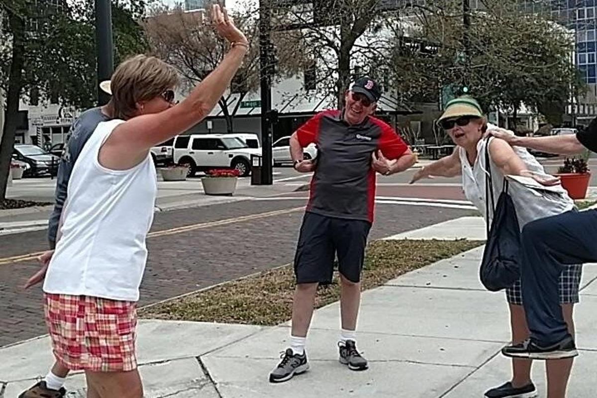 un gruppo di persone in piedi su un marciapiede