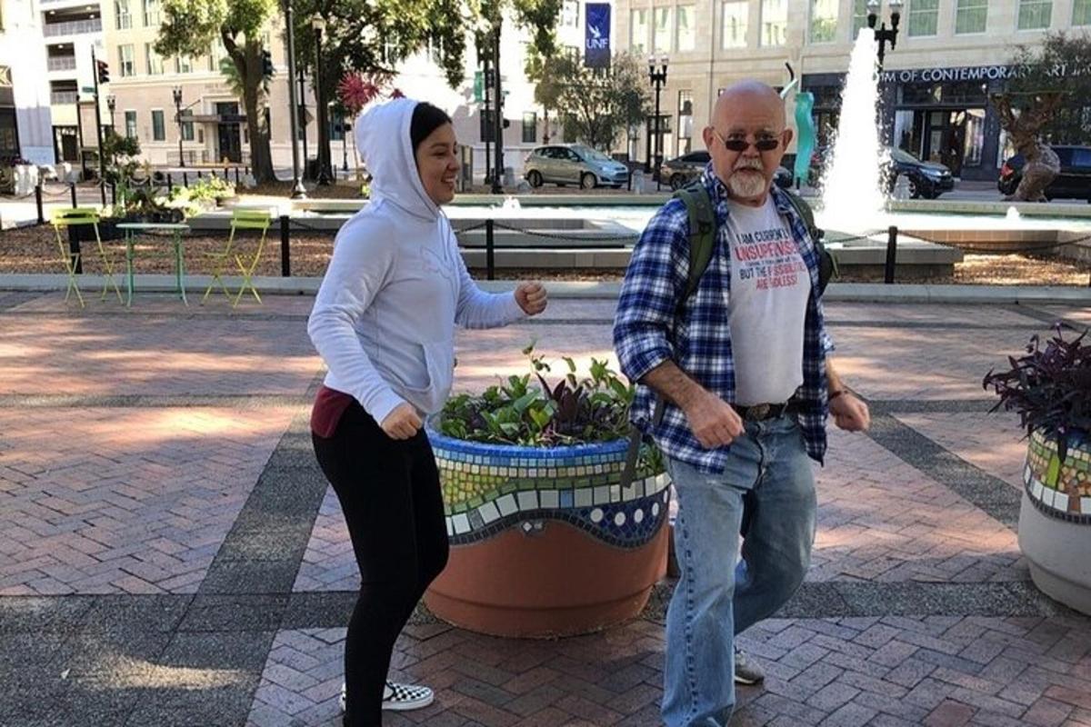 ein Mann und eine Frau stehen neben einem Topf mit Pflanzen