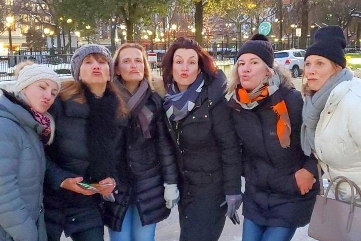 skupina žen stojících vedle sebe