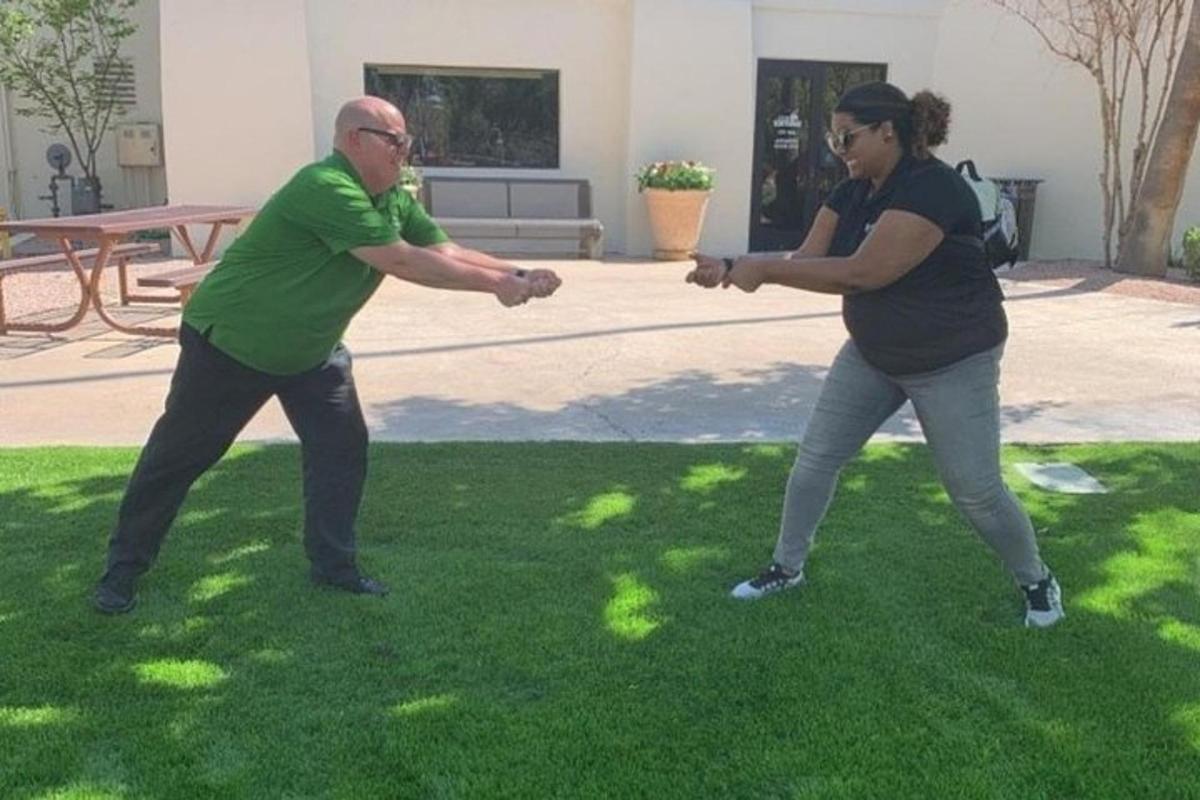 um homem e uma mulher jogando frisbee