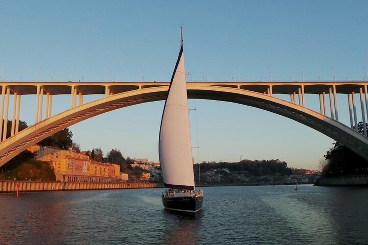 plachetnice ve vodě pod mostem