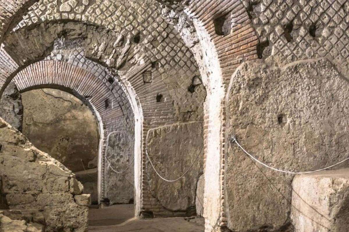 un túnel de maó amb dos arcs en una paret