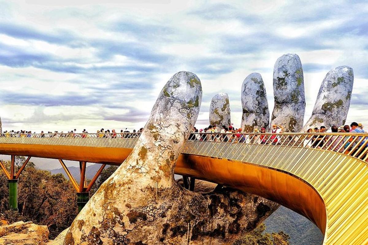eine Brücke mit großer Spannweite und einer riesigen Hand darauf
