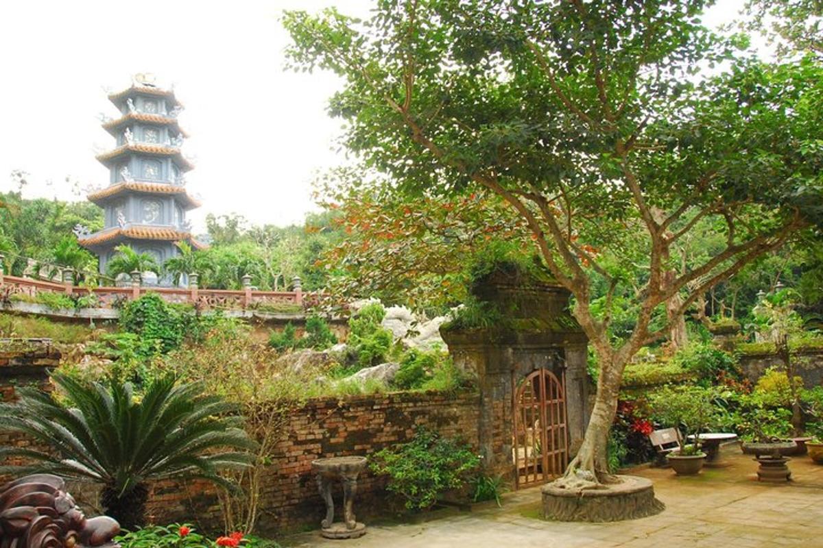 ein Garten mit einem Turm im Hintergrund und einem Gebäude