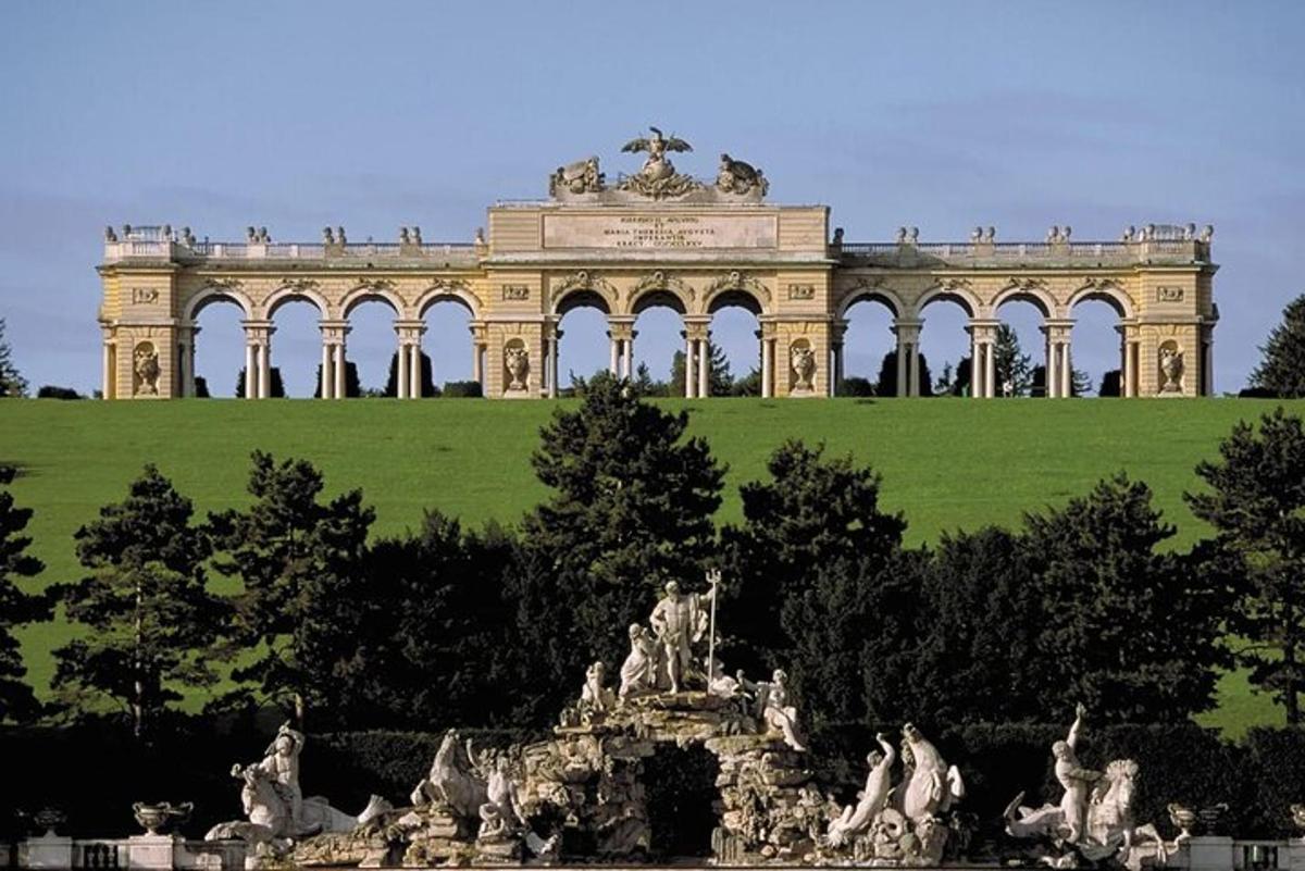 un gran edifici amb una font al davant
