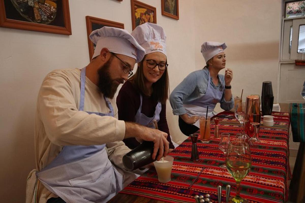 skupina lidí v kuchařských kloboucích stojících kolem stolu