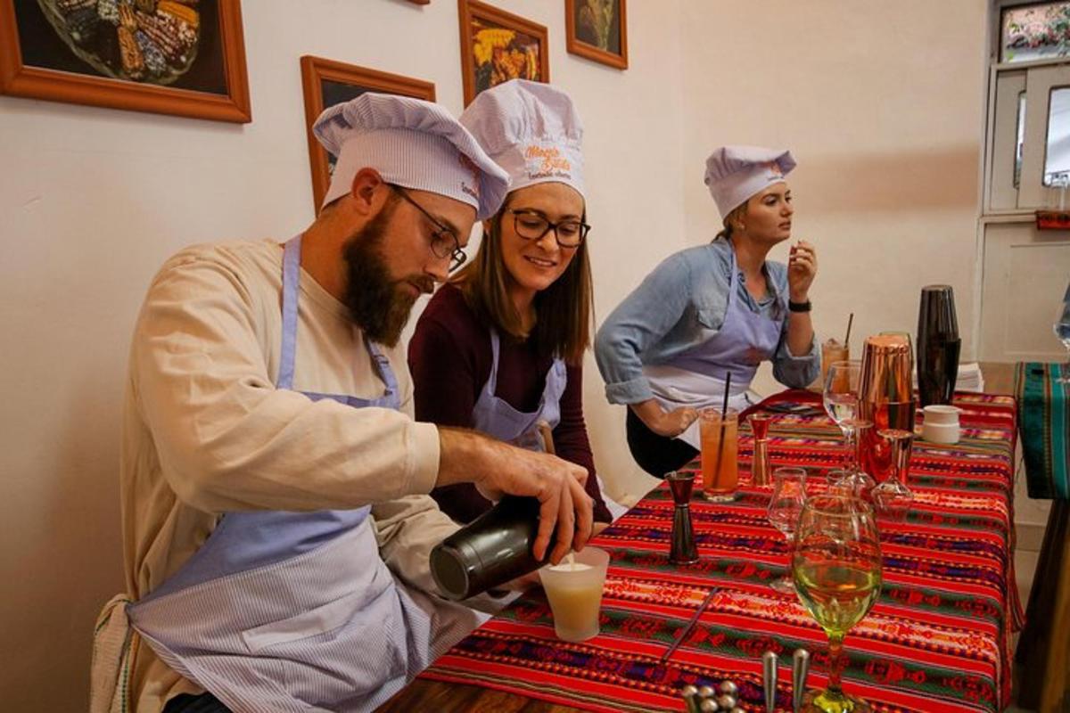 μια ομάδα ανθρώπων με καπέλα σεφ που στέκονται γύρω από ένα τραπέζι
