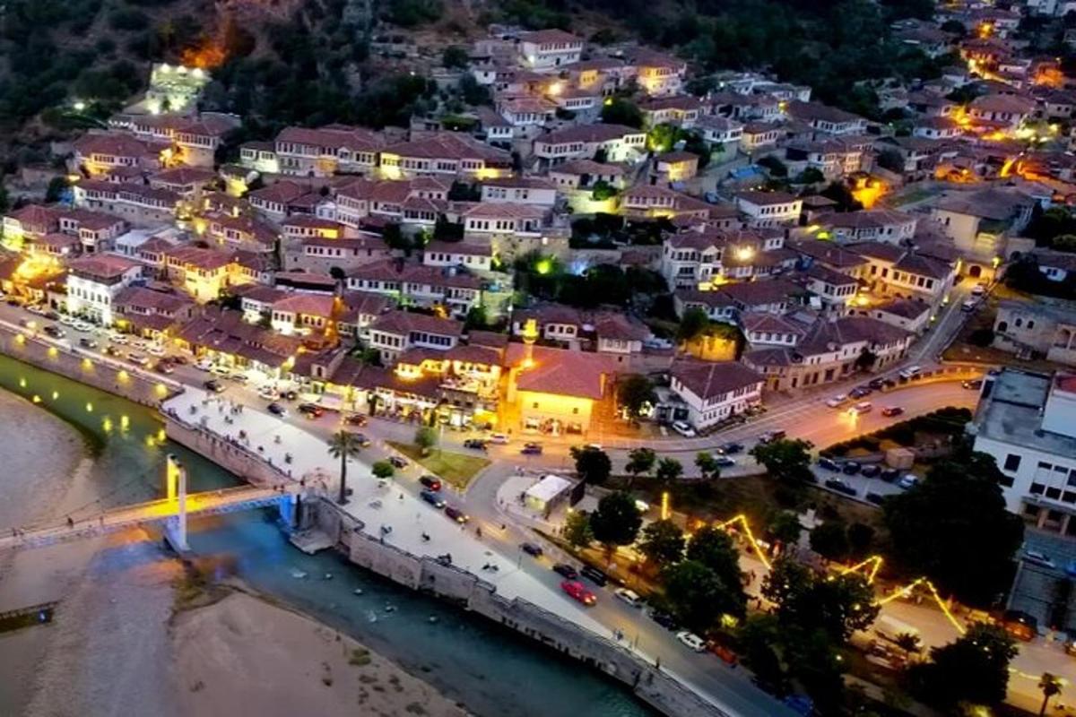 una vista aérea de una ciudad por la noche