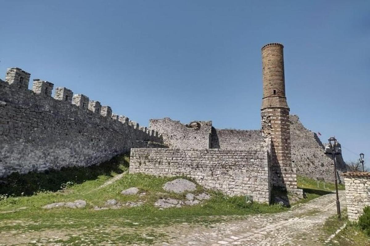 Un viejo muro de ladrillos con una chimenea en una colina