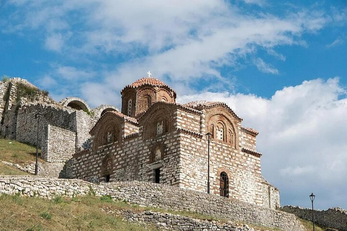 un gran edificio de piedra en la cima de una colina