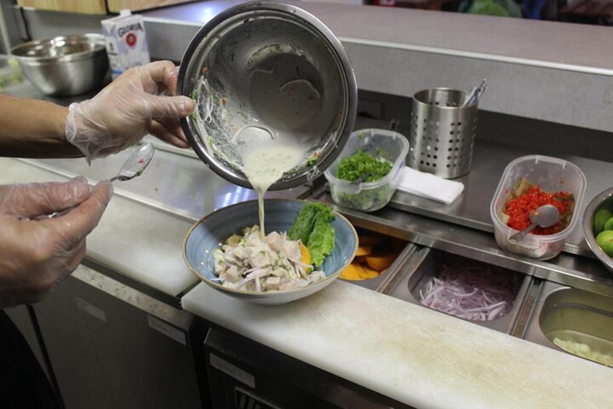 una persona a la cuina preparant un plat de menjar
