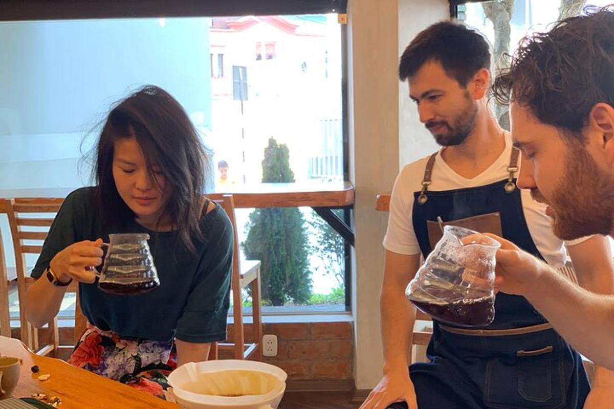 un home i una dona a la cuina preparant menjar