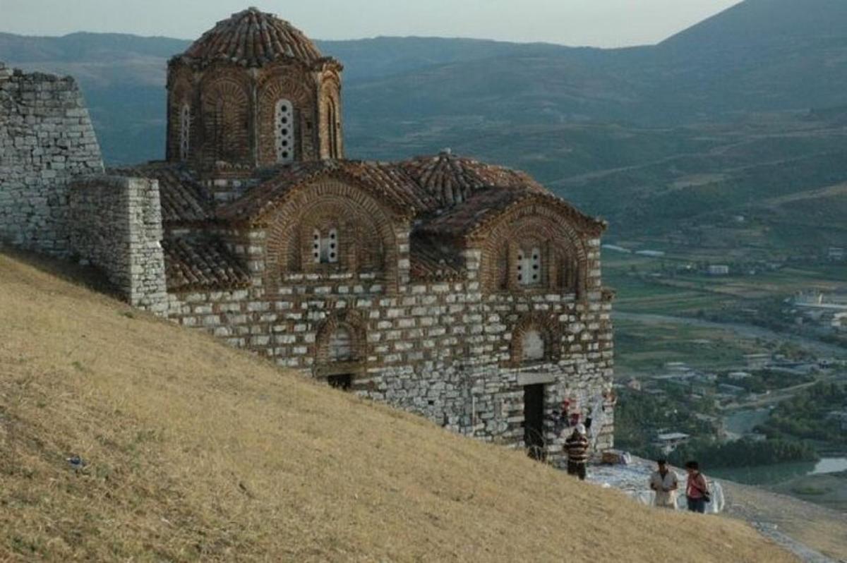 un edifici antic al cim d'un turó